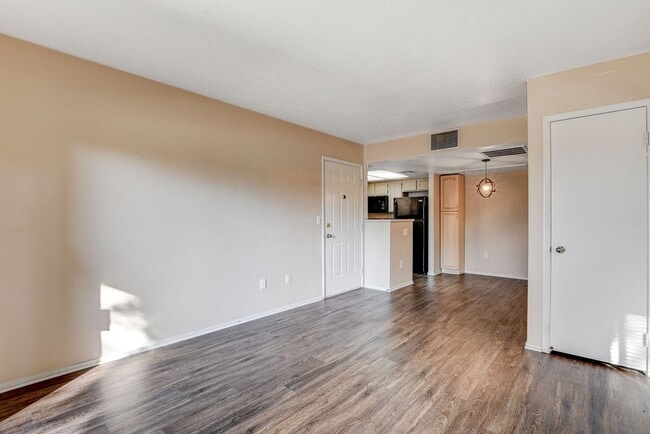 Building Photo - Charming 1 Bedroom / 1 Bathroom Condo in Gated Community!