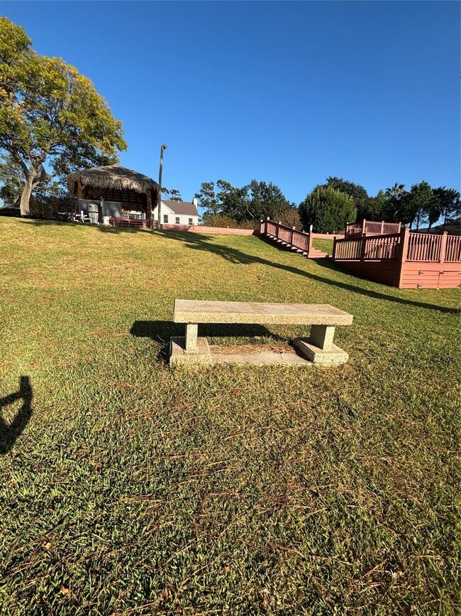 Building Photo - 2 Bayvilla Dr