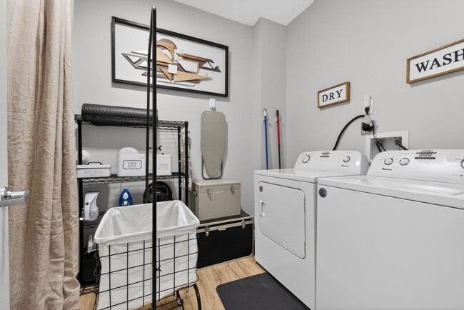 Building Photo - 1424 N Park Pl