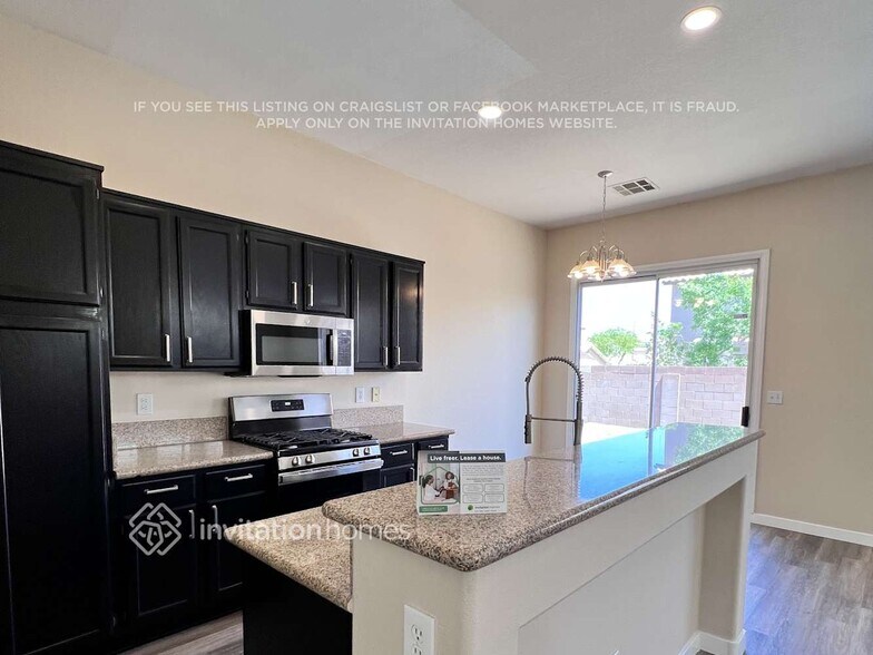 Building Photo - 2204 Maple Shade St