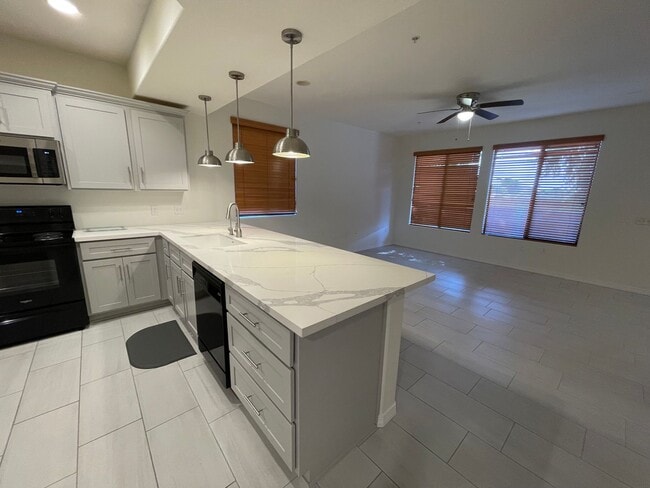 Building Photo - BEAUTIFULLY REMODELED TOWNHOUSE!