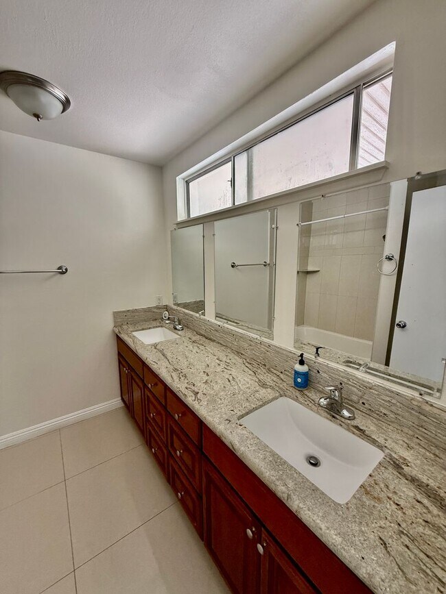 Building Photo - 3466 Siskiyou Cir