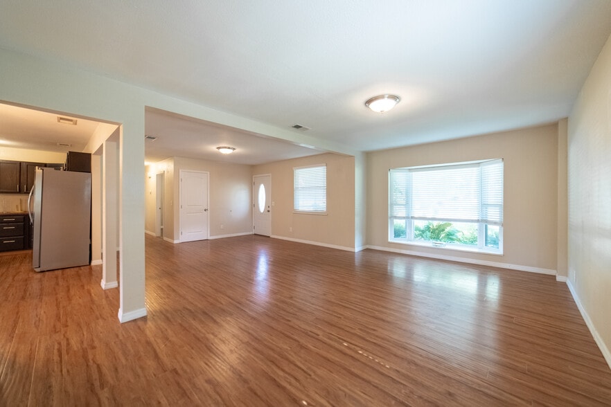 Living Room - 1101 Nantucket Ave