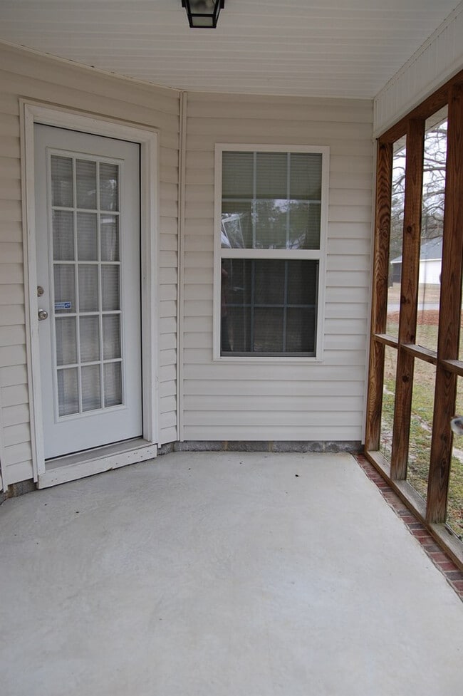 Building Photo - 900 Watsonia Dr