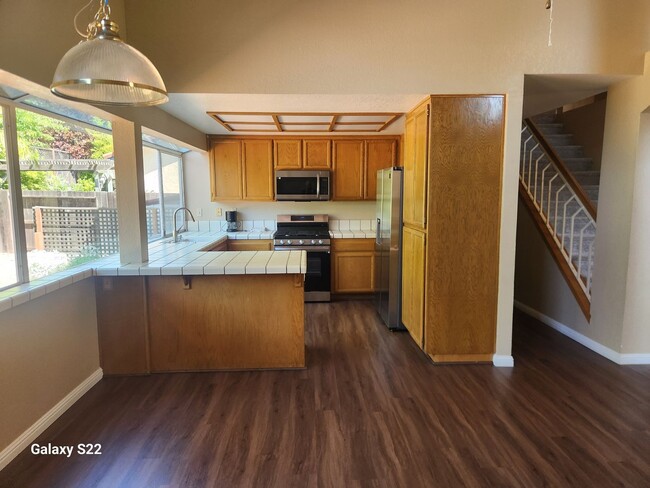 Building Photo - Beautiful 4 bedroom, 3 bathroom home locat...