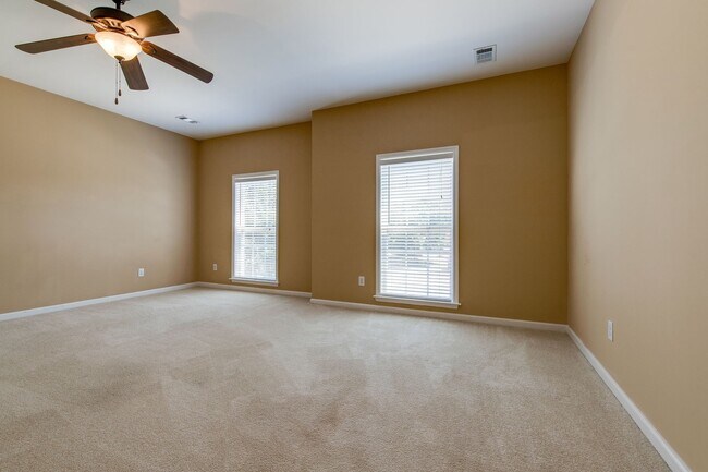 Building Photo - AVAILABLE NOW. 4 Bedroom 3 Bath. Over 3,00...