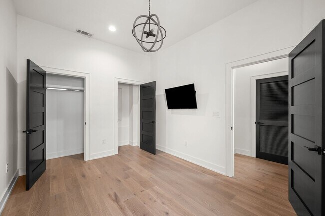 Building Photo - Stunning 3BE/3.5BA brownstone in the heart of historic Germantown!