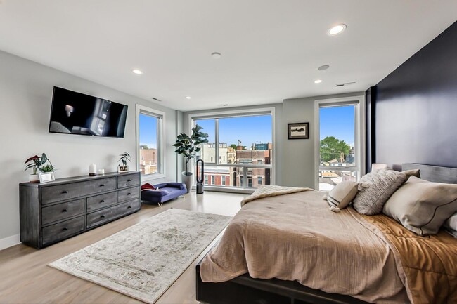 Building Photo - 2429 W Augusta Blvd