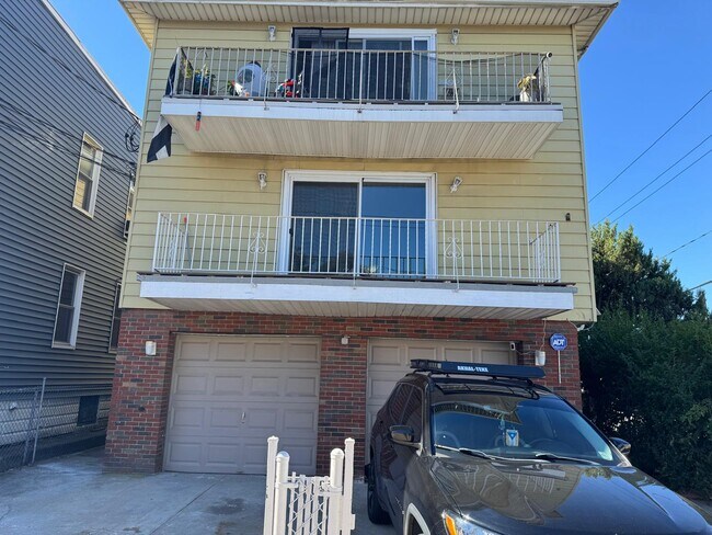 Building Photo - 89 McAdoo Ave