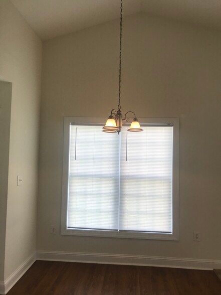 Building Photo - 1120 Crescent Meadows Dr