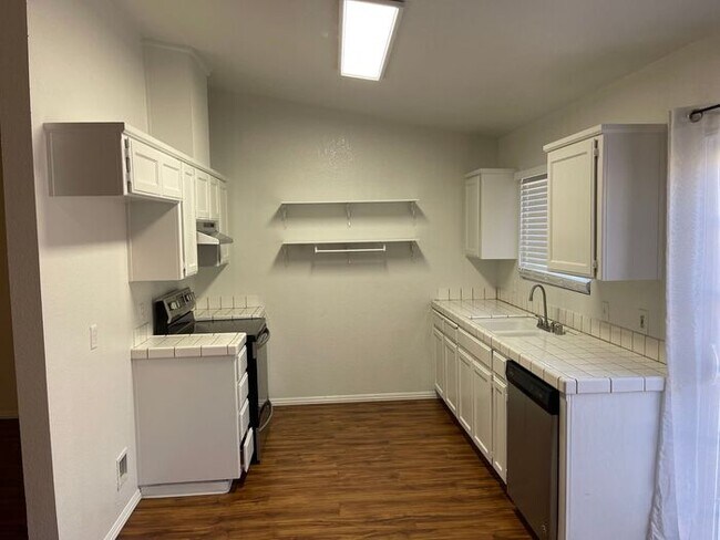 Building Photo - Turlock 2 Bedroom 2 Bath with Garage Triplex