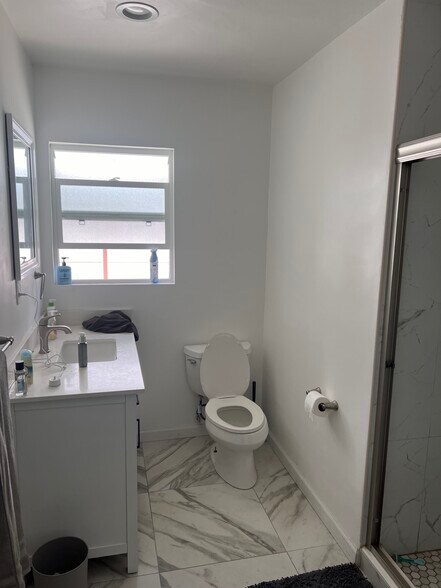 Building Photo - 2944 Kelton Ave