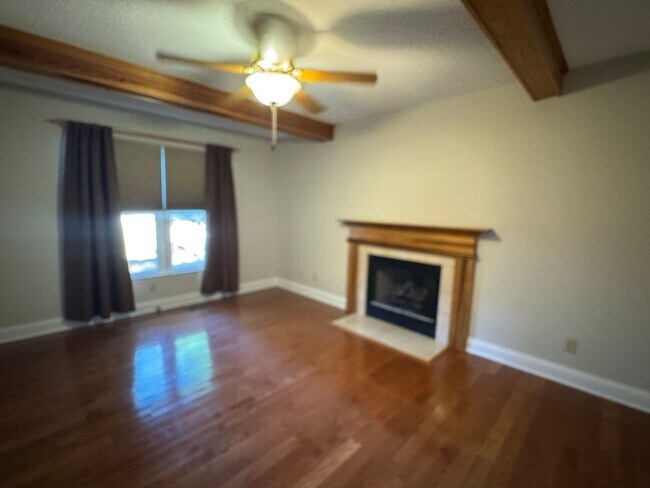 Building Photo - 3BR/2.5BA Home on 1 Acre in Spring Lake