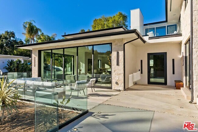 Building Photo - 16879 Mooncrest Dr