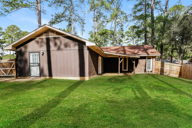 Building Photo - Charming 3 Bedroom