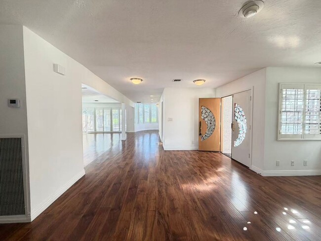 Building Photo - 3174 Bel Air Dr