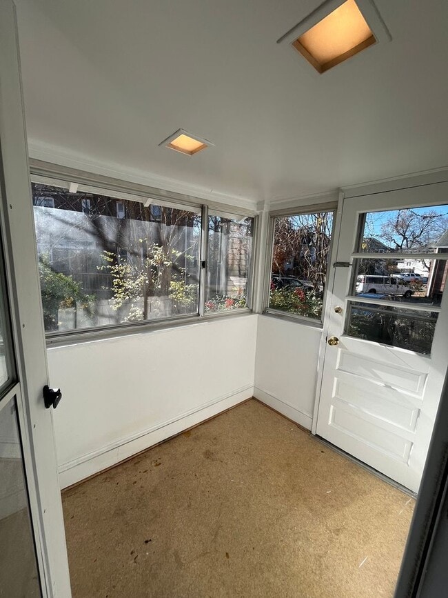 Building Photo - 113 E Spring St