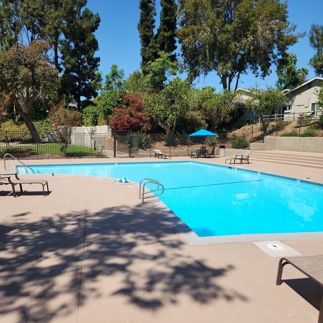 Building Photo - UTC Duplex 1475 Sq Ft 3 bedroom 1.5 ba woo...