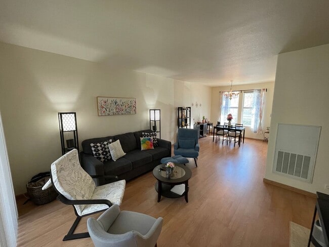 Building Photo - Rare Villagio 2 level townhome with garage and balcony, plus Den