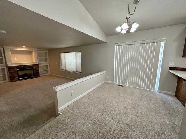 Building Photo - LARGE SINGLE FAMILY HOME ON CORNWALL (RPM#220)