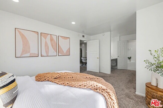 Building Photo - 14850 Hesby St