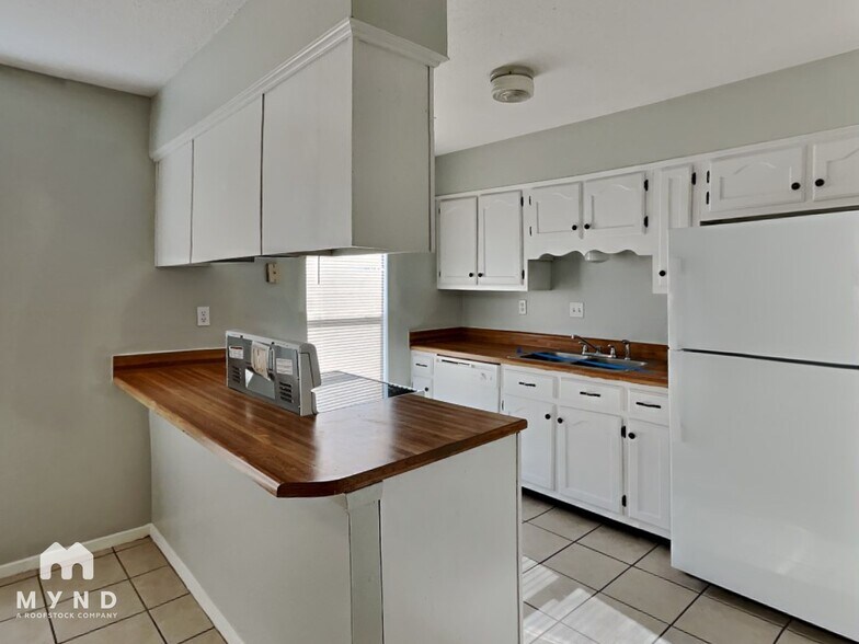 Building Photo - 3405 Laurel Dr