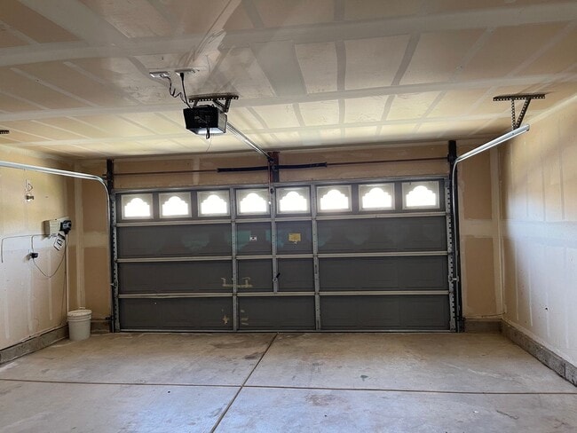 Building Photo - Large house! 5 Bedrooms and a loft!