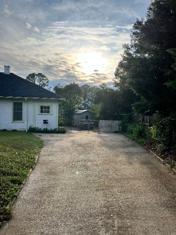 Building Photo - 830 North Ave