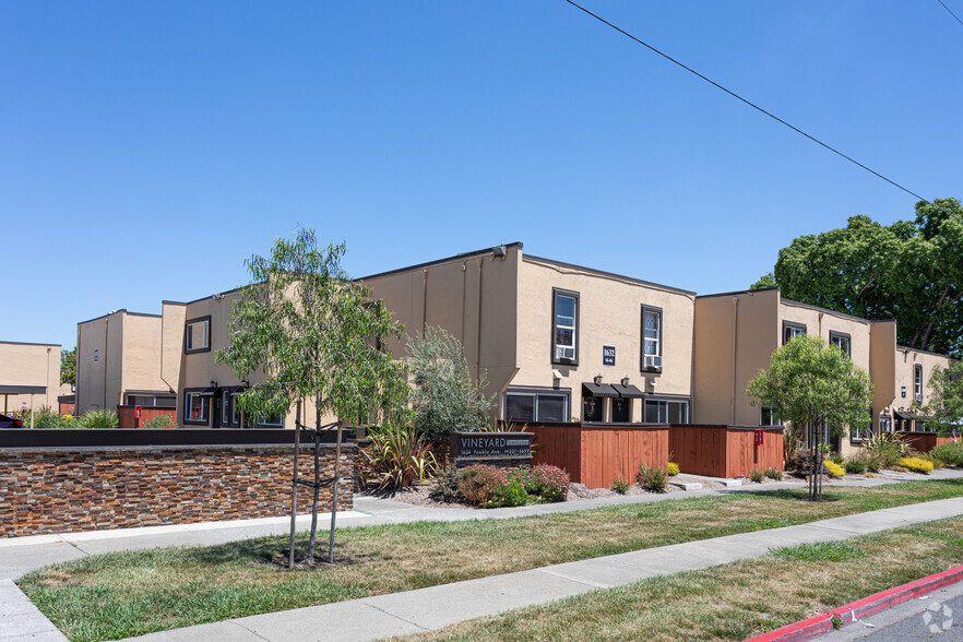 Primary Photo - Vineyard Townhomes