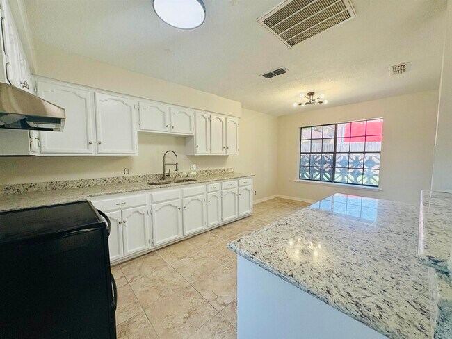Building Photo - 907 Sandy Ln