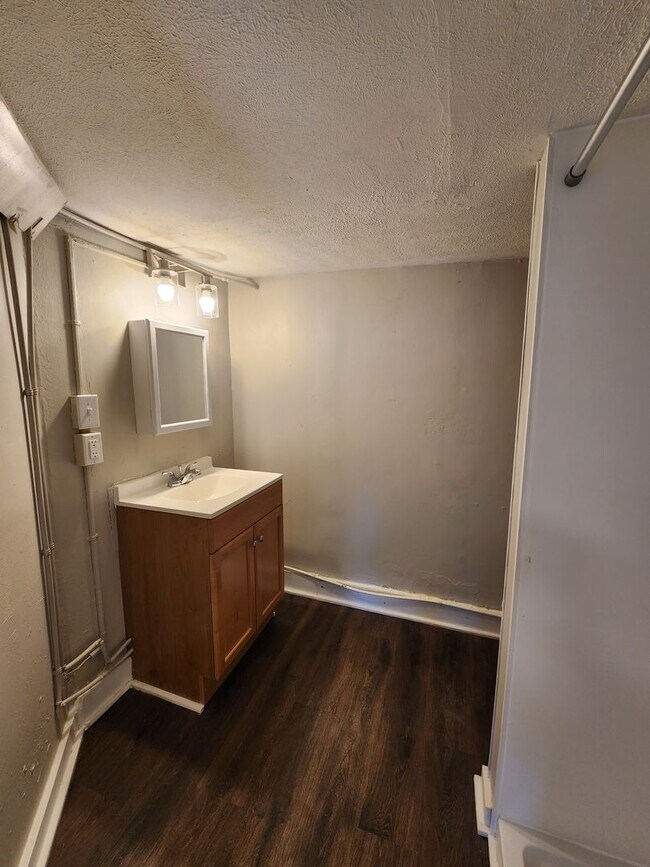 Building Photo - 823 Cumberland Dr