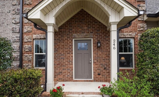 Building Photo - PRICE REDUCED   BEAUTIFUL TOWNHOME- SHOWINGS BY APPOINTMENT ONLY