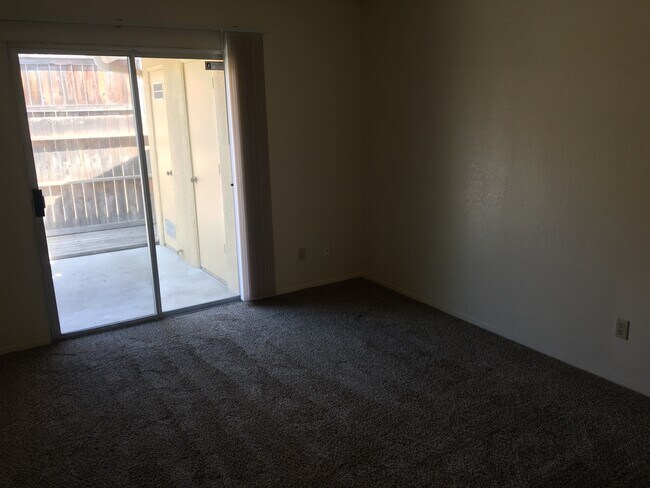 Building Photo - Beautifully Updated 2 Bed 2 Bath