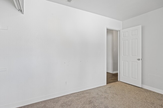 Building Photo - 60 Millpond Dr