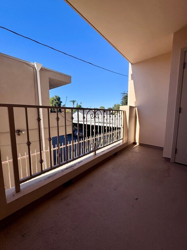 Building Photo - 3 bedroom 2 bath condo on Vanowen