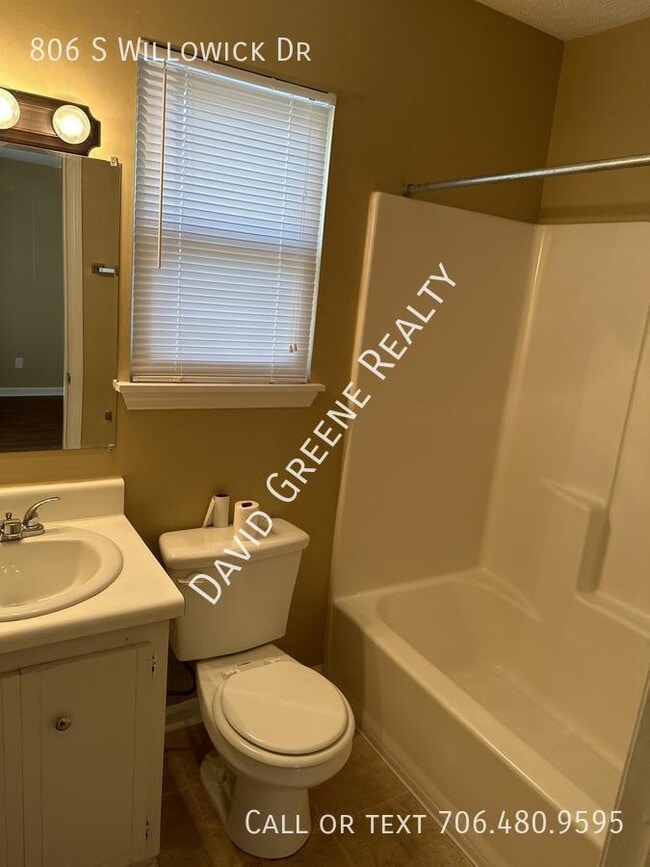 Building Photo - 806 S Willowick Dr