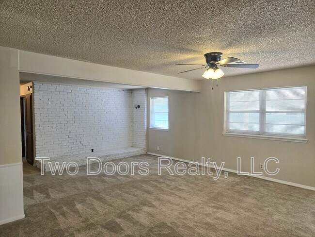 Building Photo - 904 E Hills Dr