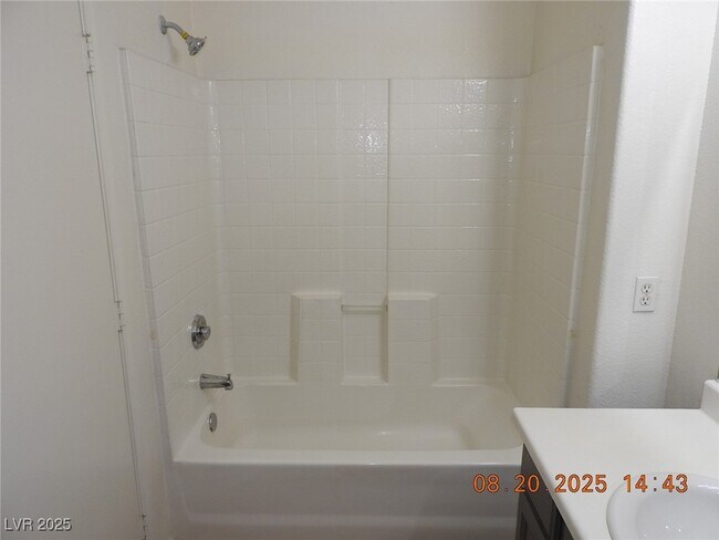 Building Photo - 3400 Cabana Dr