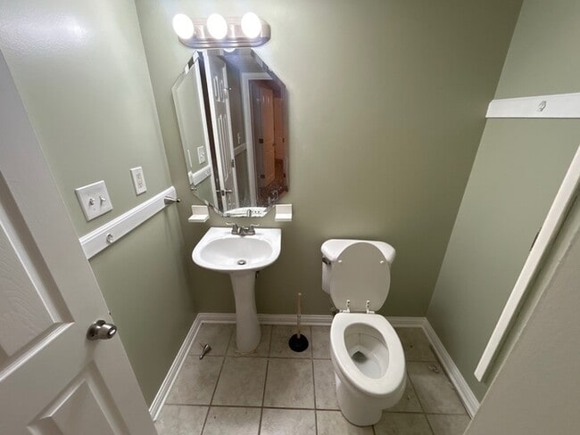 Building Photo - Welcome to 4 Bedroom and 3.5 Bath Home In ...