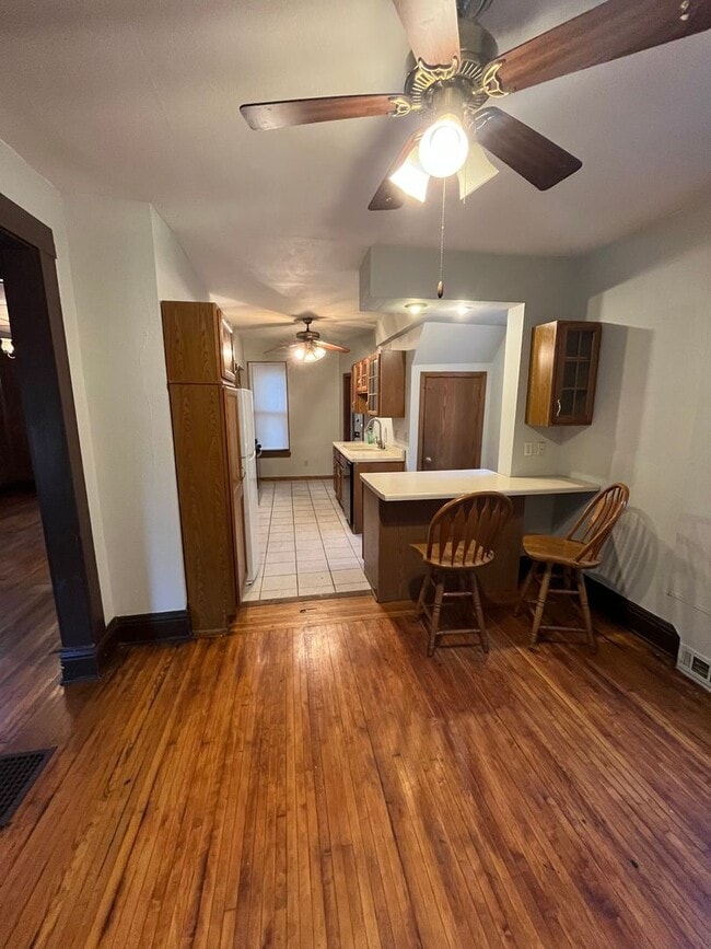 Building Photo - 3 bedroom home available in Rockford