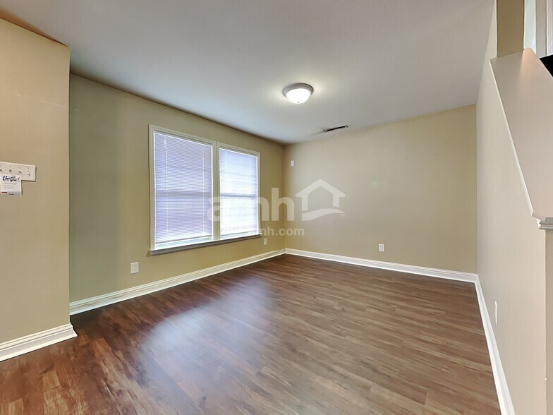 Building Photo - 853 Colonial Way
