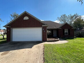 Building Photo - Charming 3-Bedroom Home with Backyard & Ga...