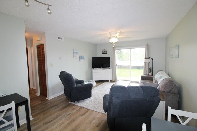 Building Photo - 922 Fairwood Lakes Dr