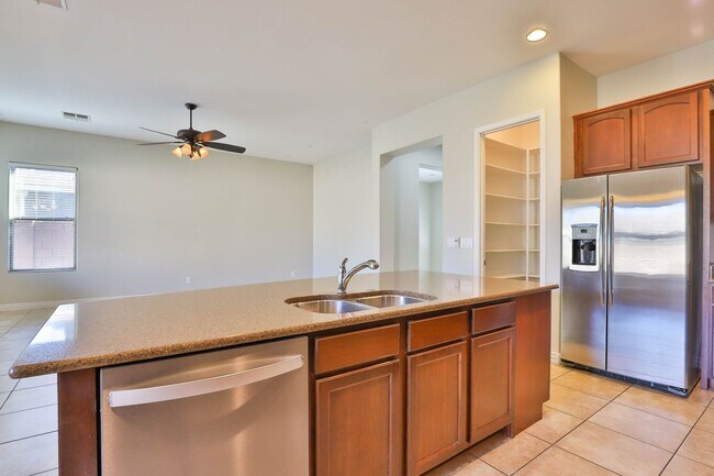 Building Photo - Beautiful Gilbert 4BR/2BA w/ RV Gate, Cove...
