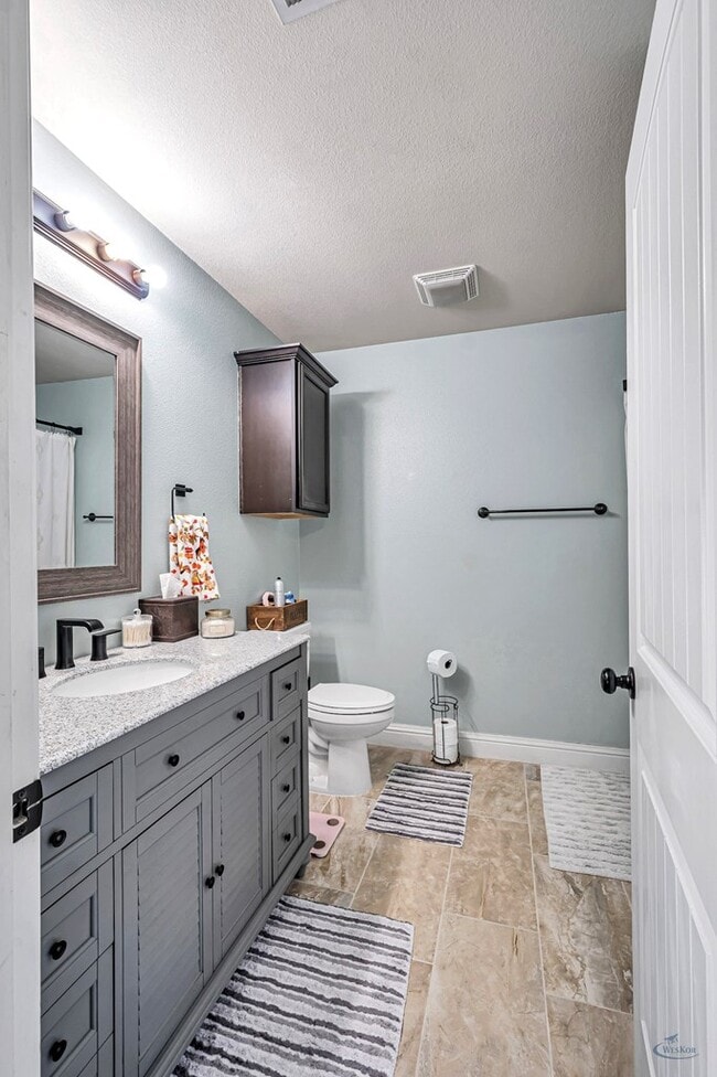 Building Photo - 705 E 95th St