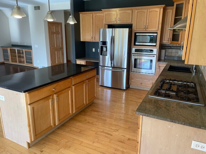 Building Photo - 3169 Pleasant St