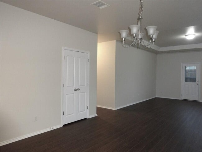 Building Photo - 100 Carlina Lp