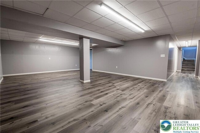 Building Photo - 337 E Kleinhans St