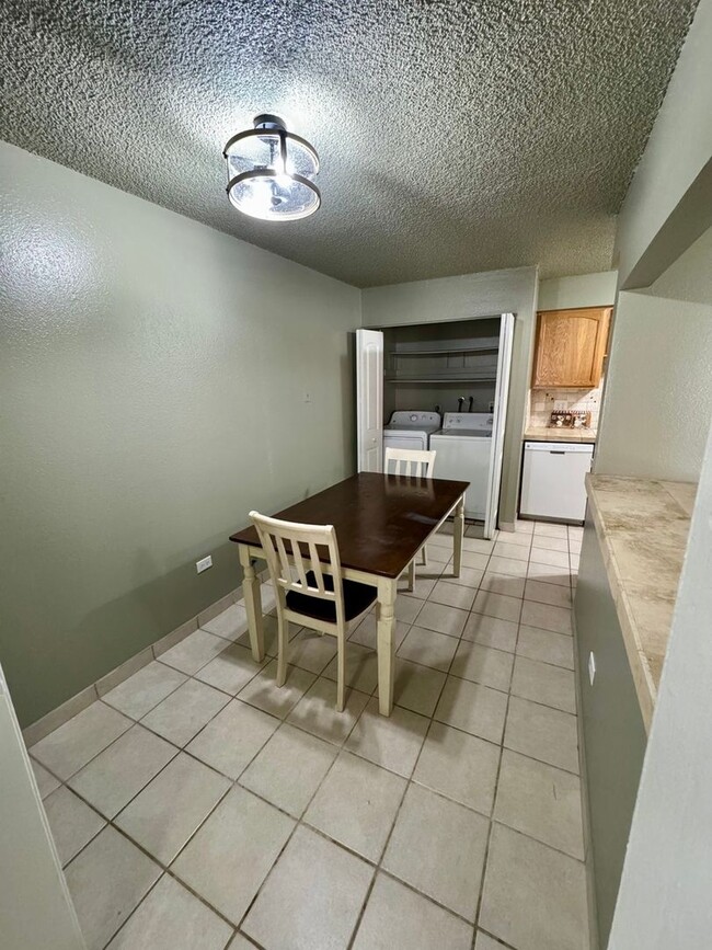 Building Photo - Charming 2BR Condo in Denver