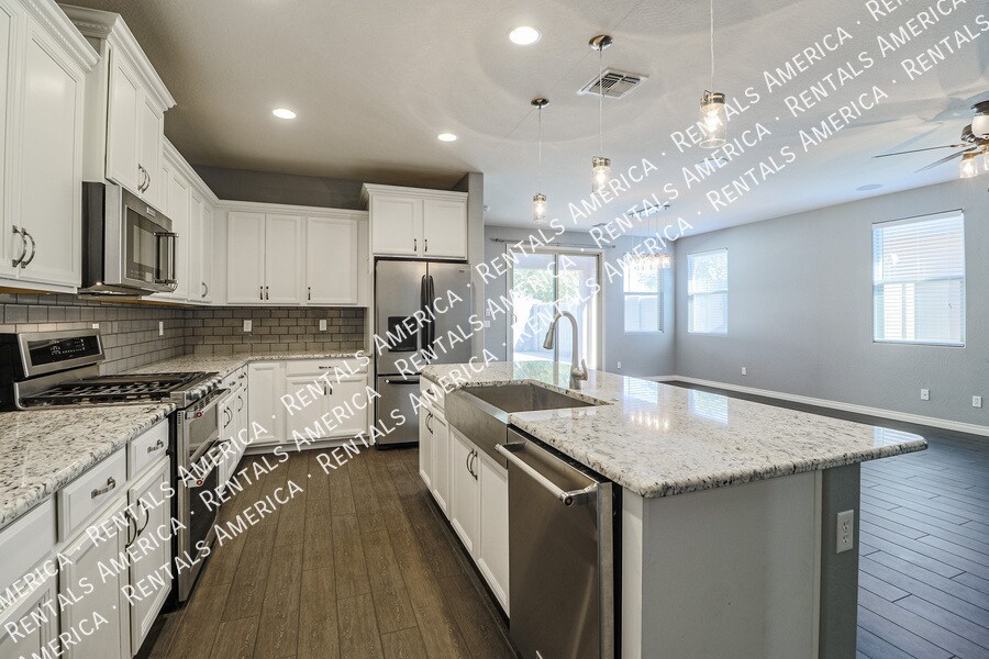 Building Photo - 10910 E Calypso Ave